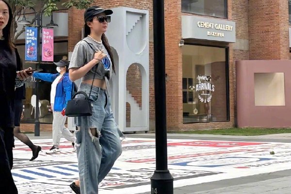 又一家央行将“抢跑”美联储？欧洲央行频频暗示6月降息-yiowqvnjfggsk3lpr-　　第二个实际上普通人、成年人有大大小小的结节，这种情况是相当多的。我们做了一个统计，大概是30%~40%的正常人有大大小小不同的结节，从两三毫米到一厘米，这个很常见。假如我们把人工智能加到ct里去，人工智能能够自动辨别大大小小的结节，它是用人工智能的方法做，60%都有结节。